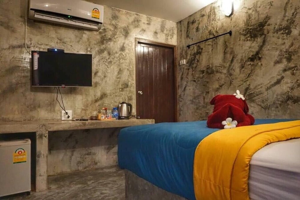 Basic Room, 1 Queen Bed - Photo 26