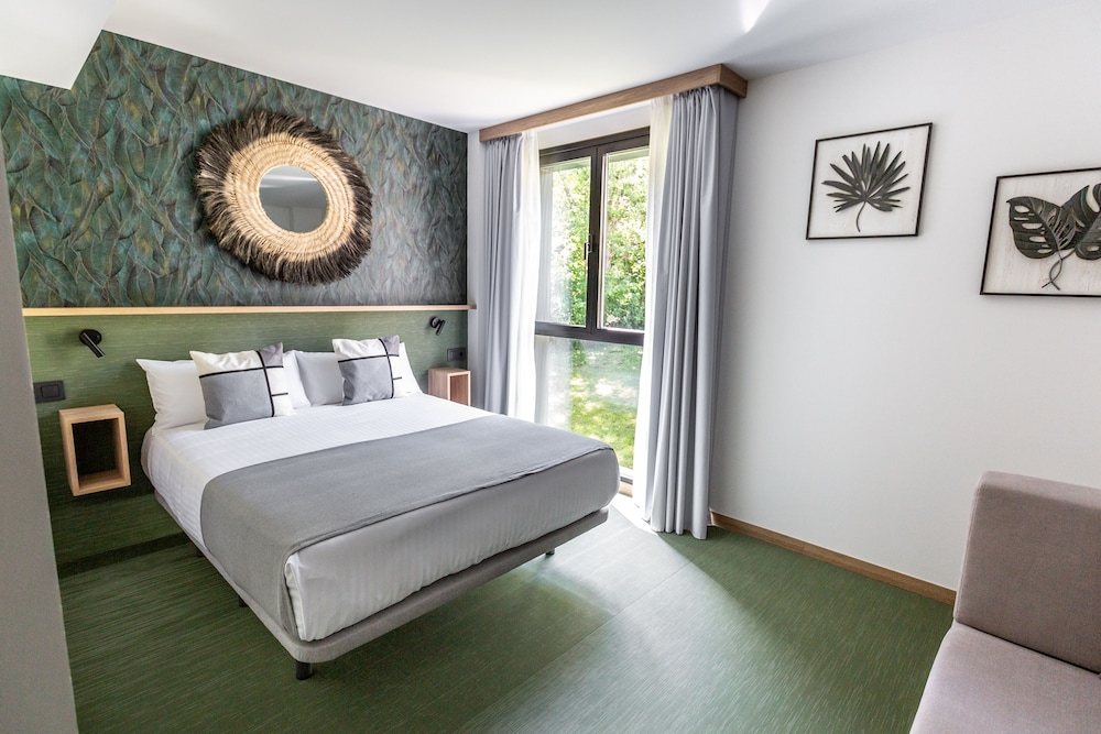 Design Double Room, 1 Queen Bed, Mountain View, Garden Area - Photo 13