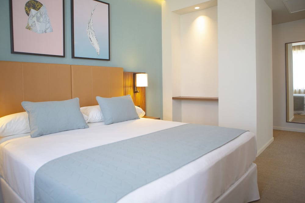 Deluxe Room, City View (King)