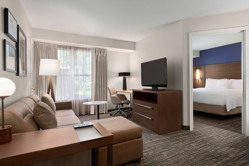 Suite, 2 Bedrooms, Non Smoking, Fireplace - Photo 1