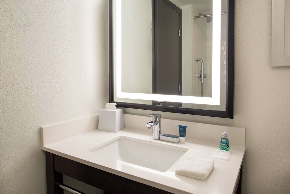 Room, 2 Queen Beds (Mobility/Hearing Access, Roll-In Shwr) - Photo 7