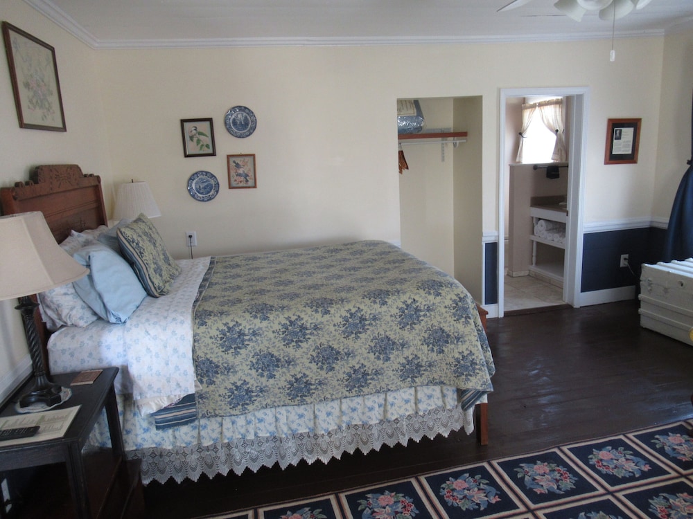 Deluxe Room, 1 Queen Bed photo 3