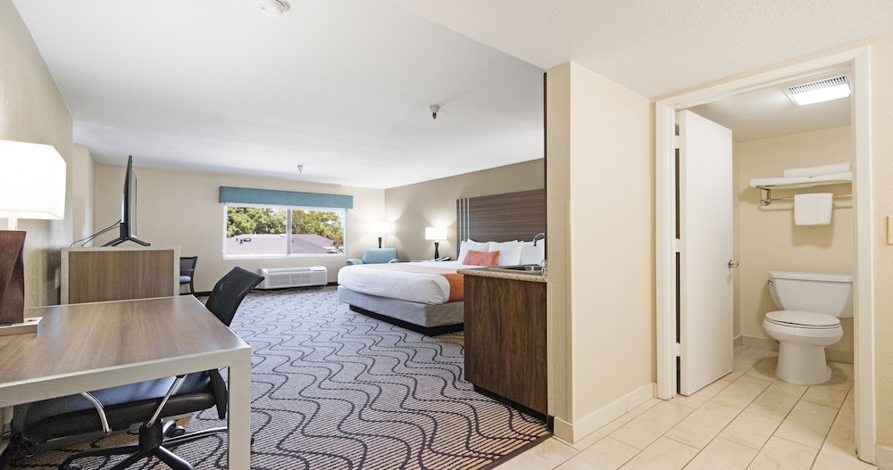 Standard Room, Multiple Beds, Non Smoking, Refrigerator & Microwave - Photo 2