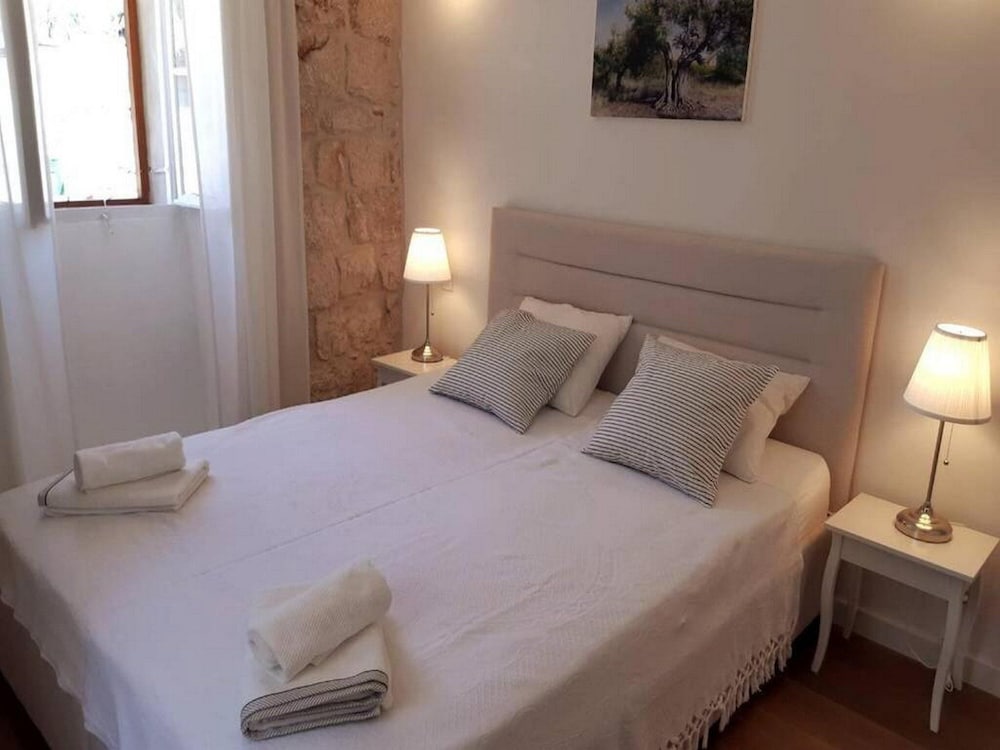 House (Two Bedroom Holiday Home with Sea Vie)
