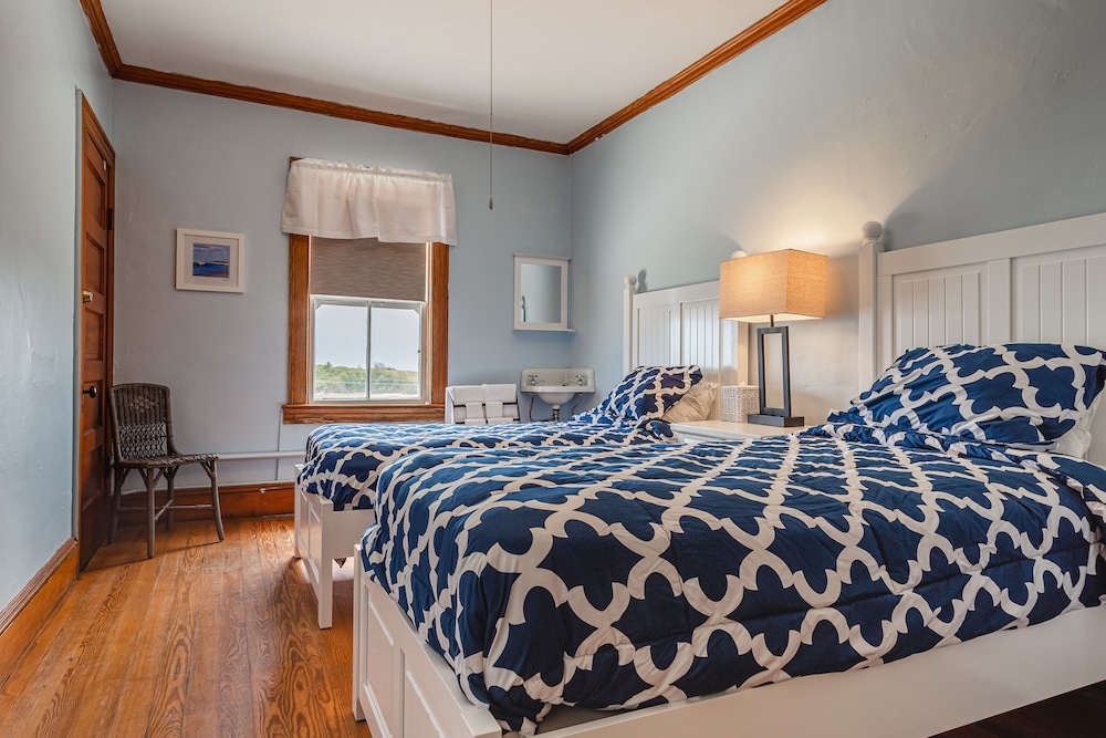 Room, 2 Twin Beds, Shared Bathroom (#14 Main Building)