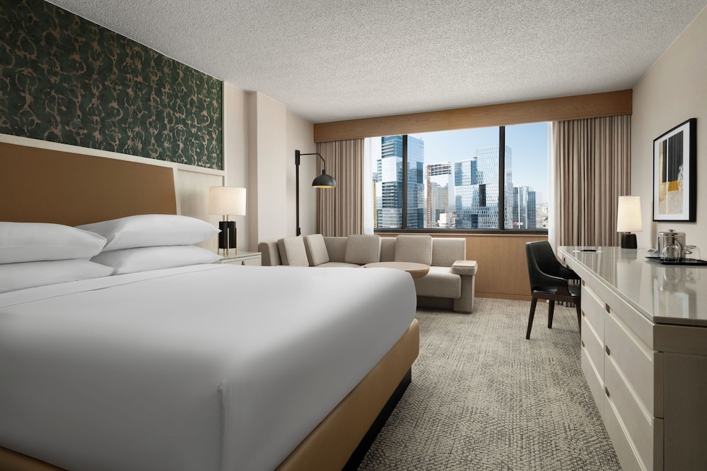 Premier Room, 1 King Bed - Photo 3