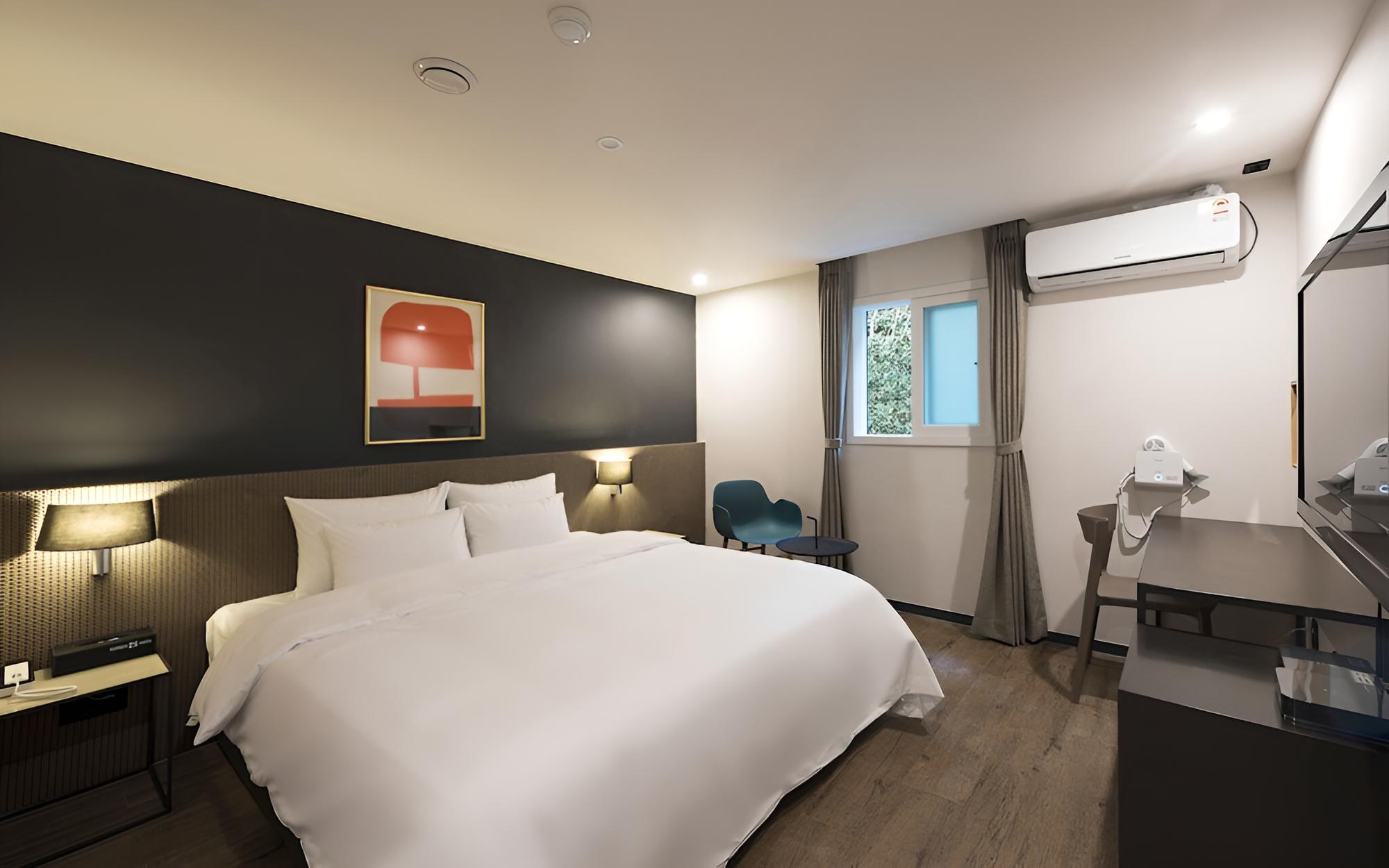 Room (Deluxe Plus-OTT Room (Unlimited Netfl) - Photo 1