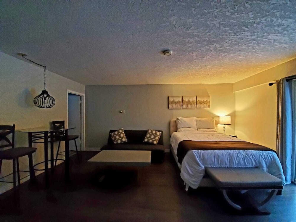 Honeymoon Room, 1 Queen Bed with Sofa bed, Accessible photo 2