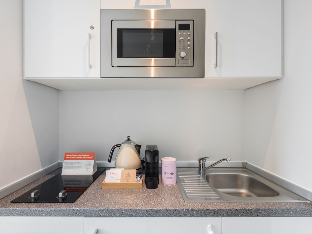 Large Studio with Kitchenette - Photo 10