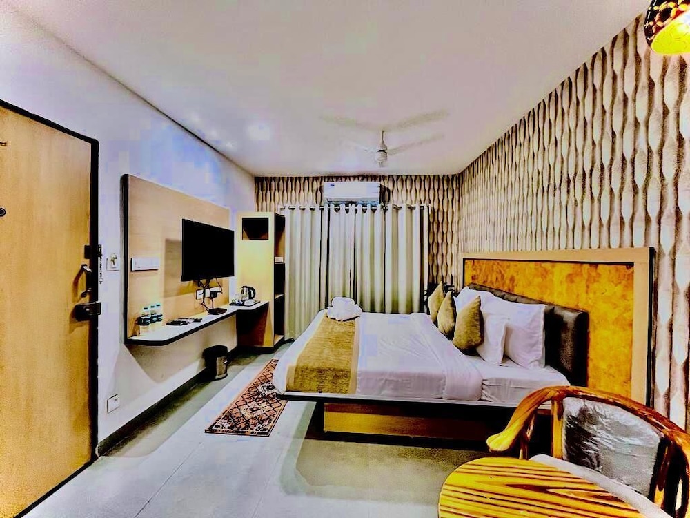 DELUXE ROOM - Photo 6