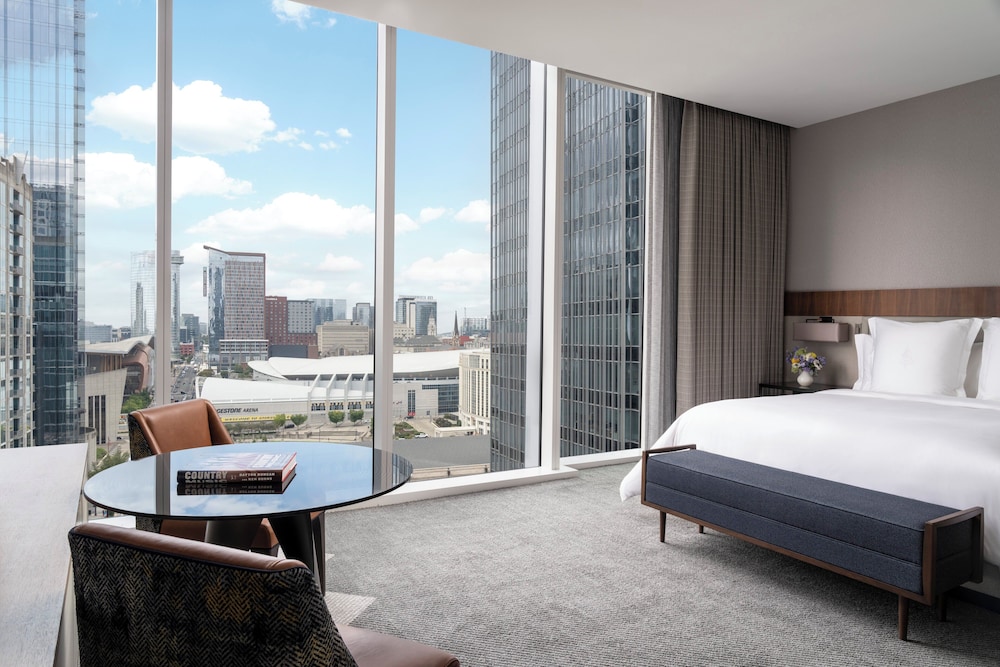 Premier Room, 1 King Bed, City View, Corner (Premier King)