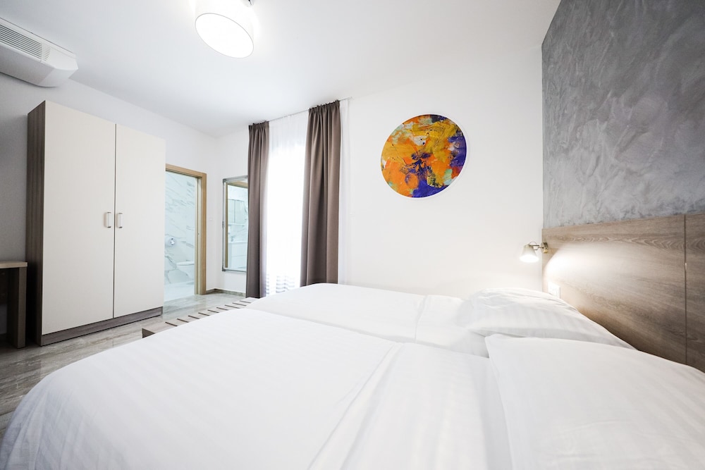 Deluxe Double or Twin Room, Partial Sea View