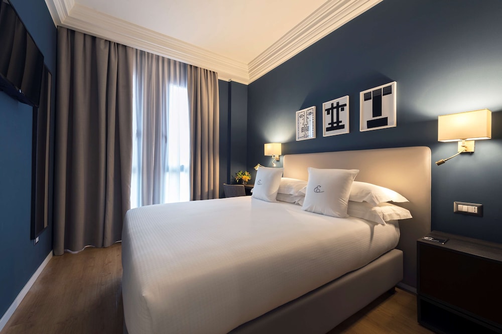 Double Room (Small Initiale)