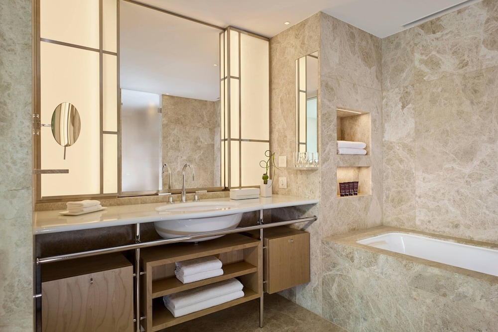Signature Suite, 1 King Bed photo