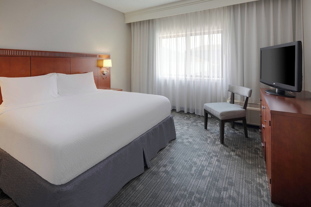 Suite, 1 Bedroom - Photo 2