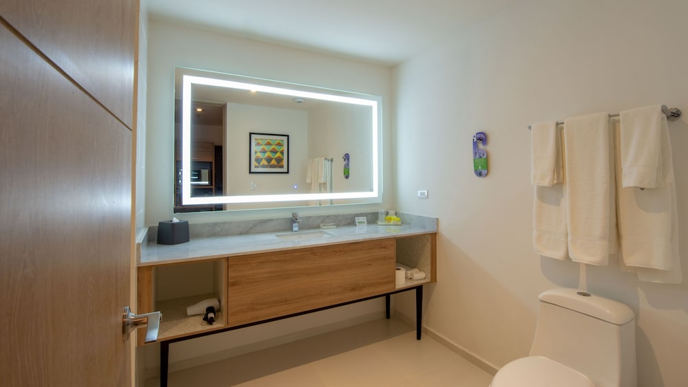Suite, 1 King Bed (Minifridge) - Photo 5