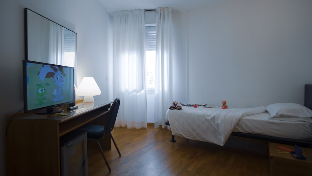 Classic Triple Room, Multiple Beds, Non Smoking - Photo 3