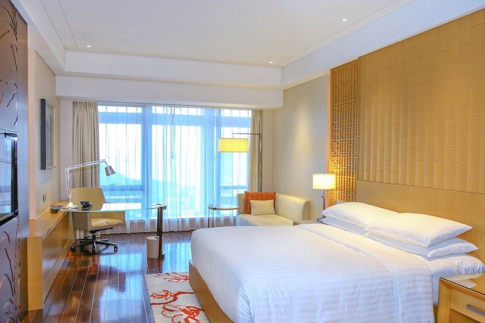 Executive Suite, 1 King Bed, Smoking photo 3
