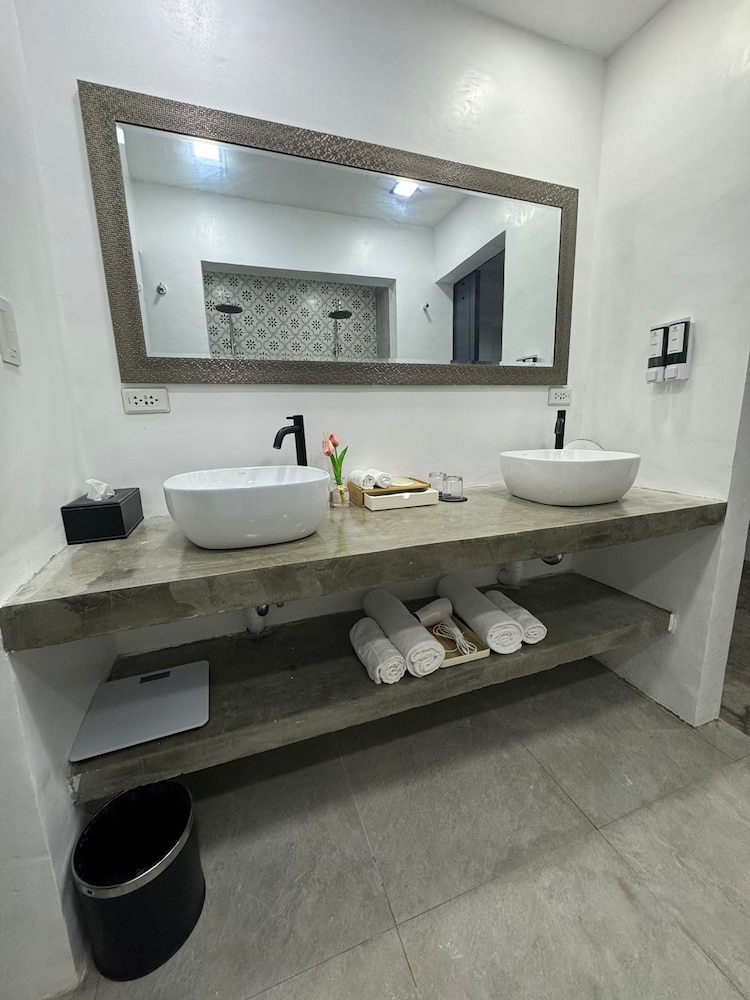 Executive Suite - Photo 6