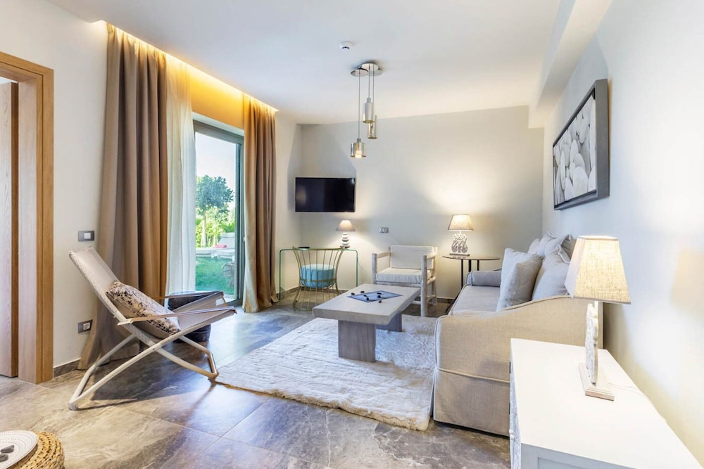 Executive Suite, Private Pool - Photo 9