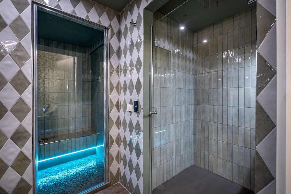 Executive Suite (Jacuzzi) - Photo 15