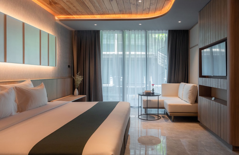 Superior Room, 1 Bedroom, Pool View - Photo 7
