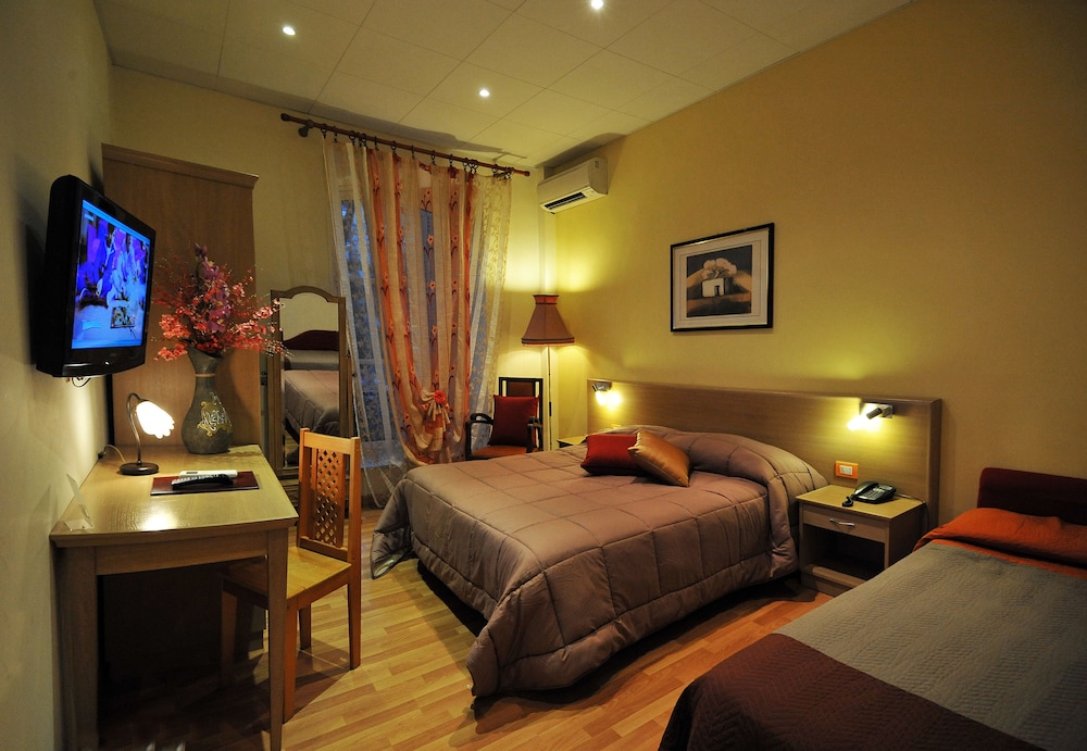 Quadruple Room - Photo 9