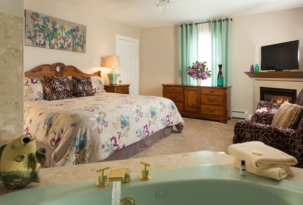 King with Fireplace & Jacuzzi photo 1