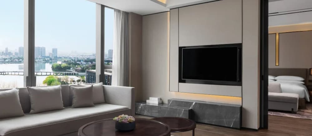 Club Apartment, 1 King Bed, Lake View
