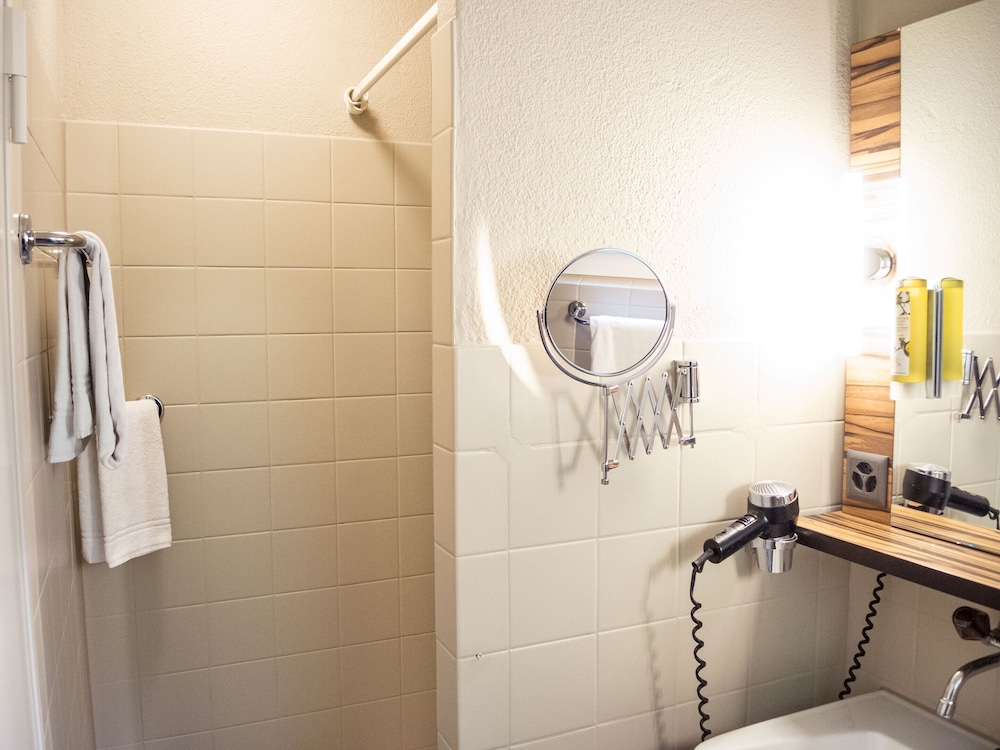 Classic Double or Twin Room - Photo 10
