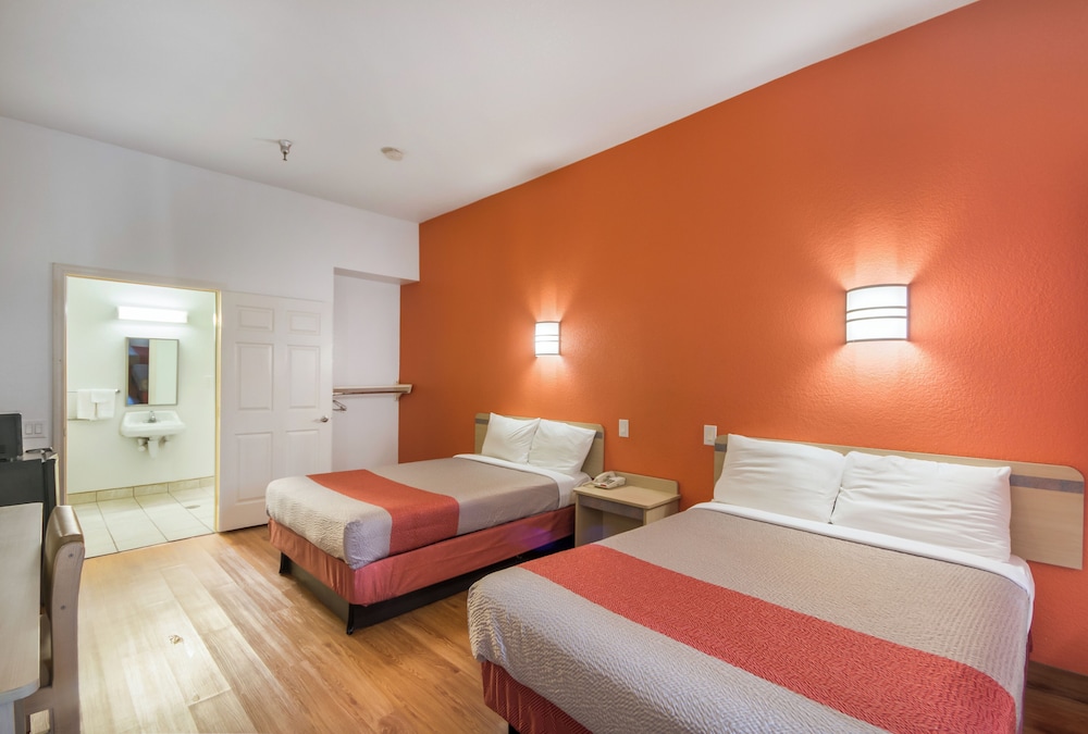 Room, 2 Double Beds, Roll-in Shower, Smoking photo 3
