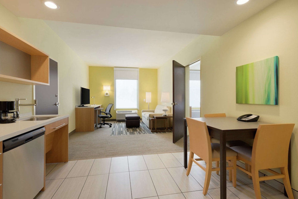 Suite, 1 King Bed, Accessible, Non Smoking (Hearing) photo 2