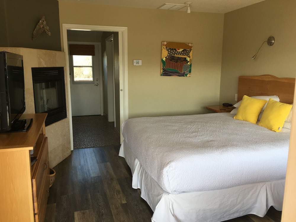Superior Room, 1 King Bed, Patio, Partial Ocean View