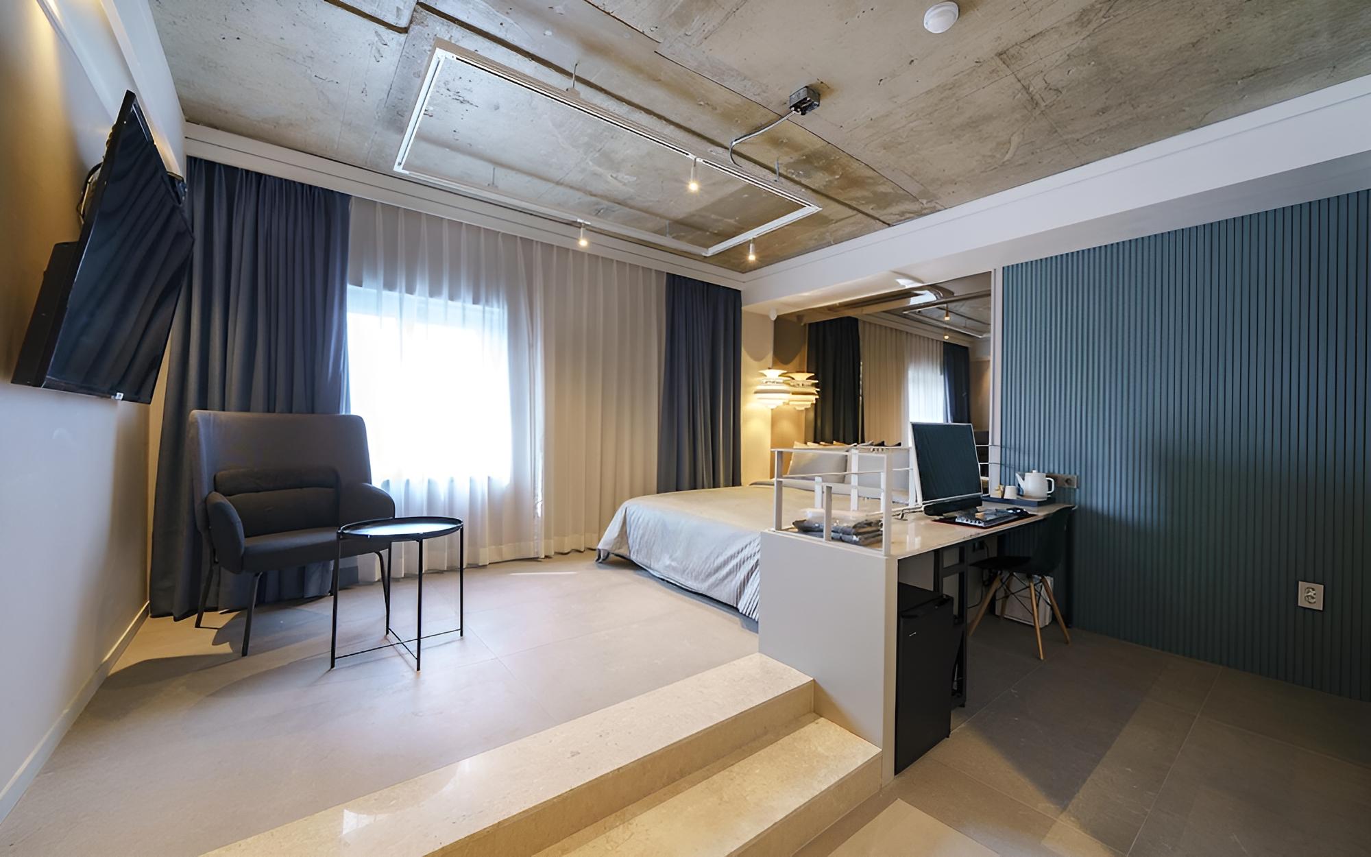 Room (Deluxe/No Hard Gaming 1PC/River &amp;)