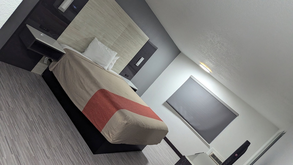 Standard Single Room, 1 King Bed, Non Smoking, Microwave