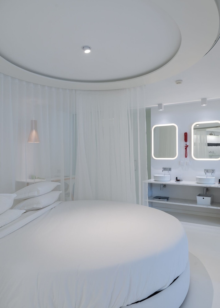 Suite (D'One)