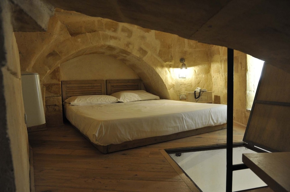 Classic Double Room (1008) photo 2