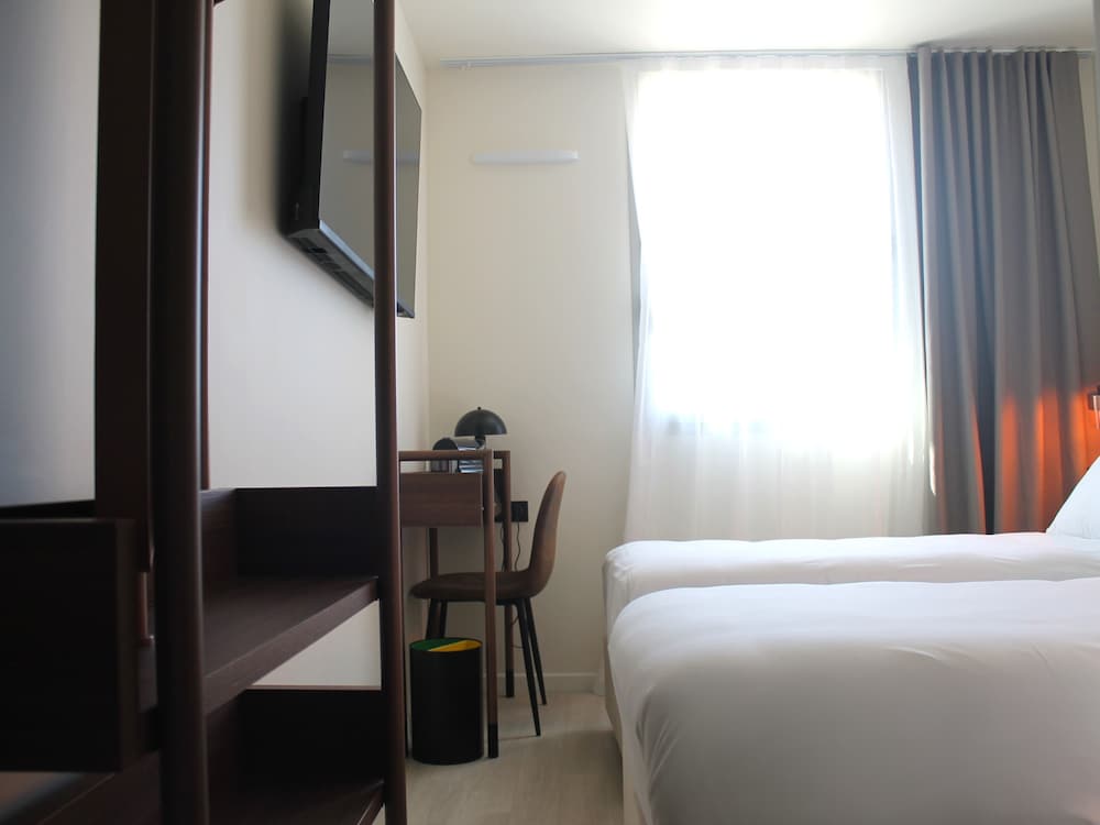 Twin Room - Photo 3