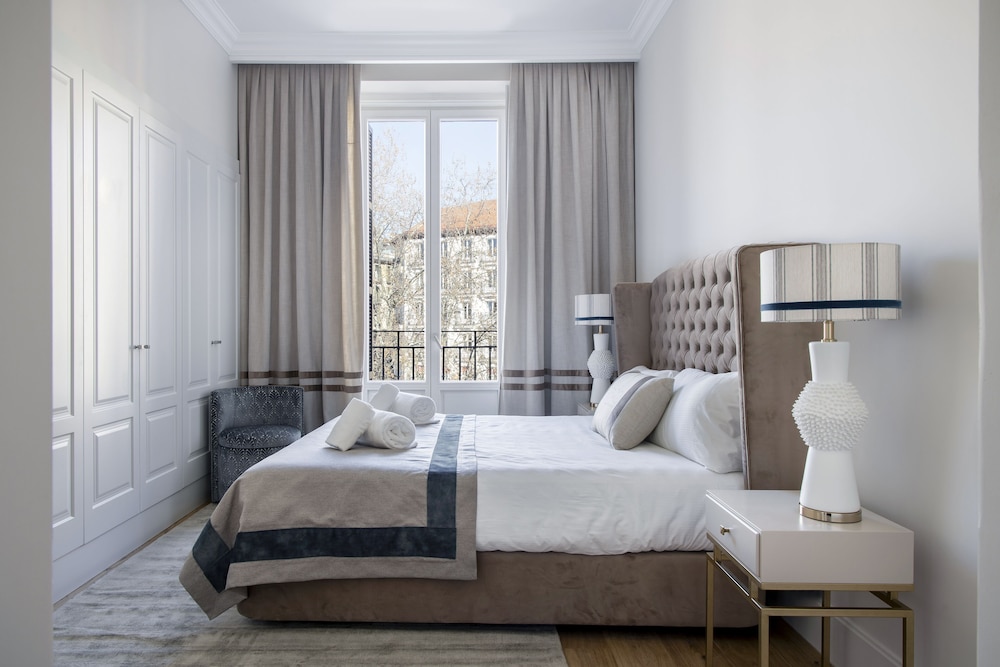 Luxury Apartment, 1 King Bed, City View