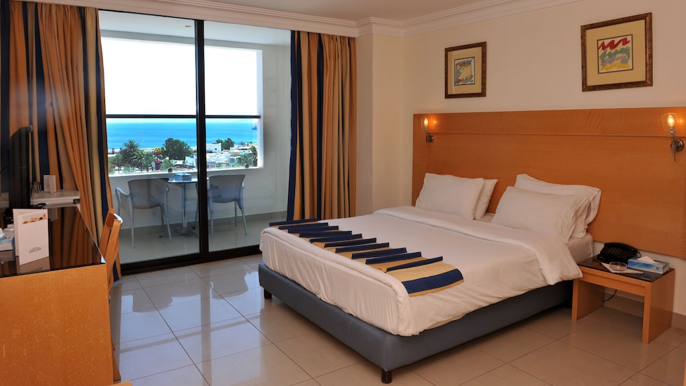 Standard King Room with Balcony Sea View photo 1