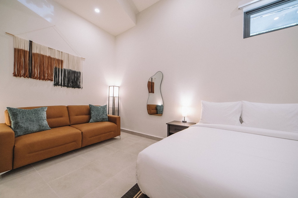 First Floor Deluxe Suite (2 Twin XLs or 1 King)