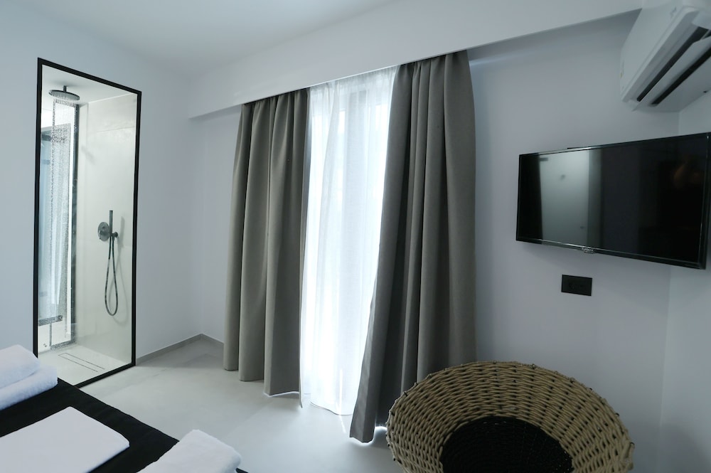 Superior Suite with Pool View photo 2