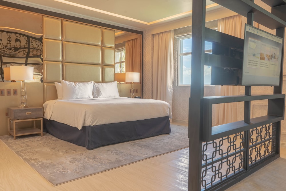 Executive Suite, 1 King Bed, Bathtub - Photo 2