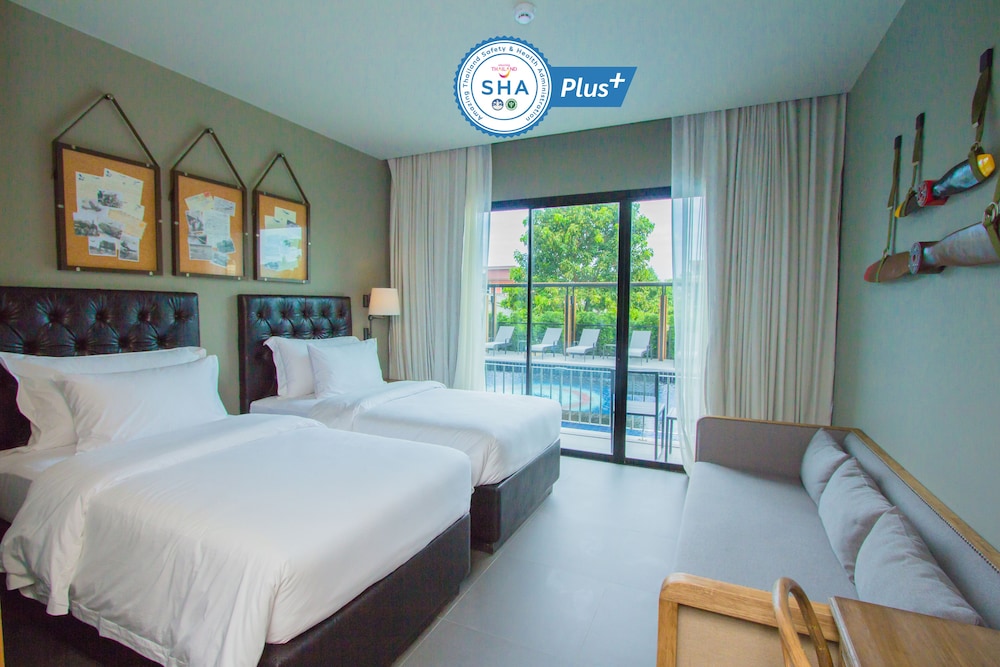 Deluxe Room, Pool Access