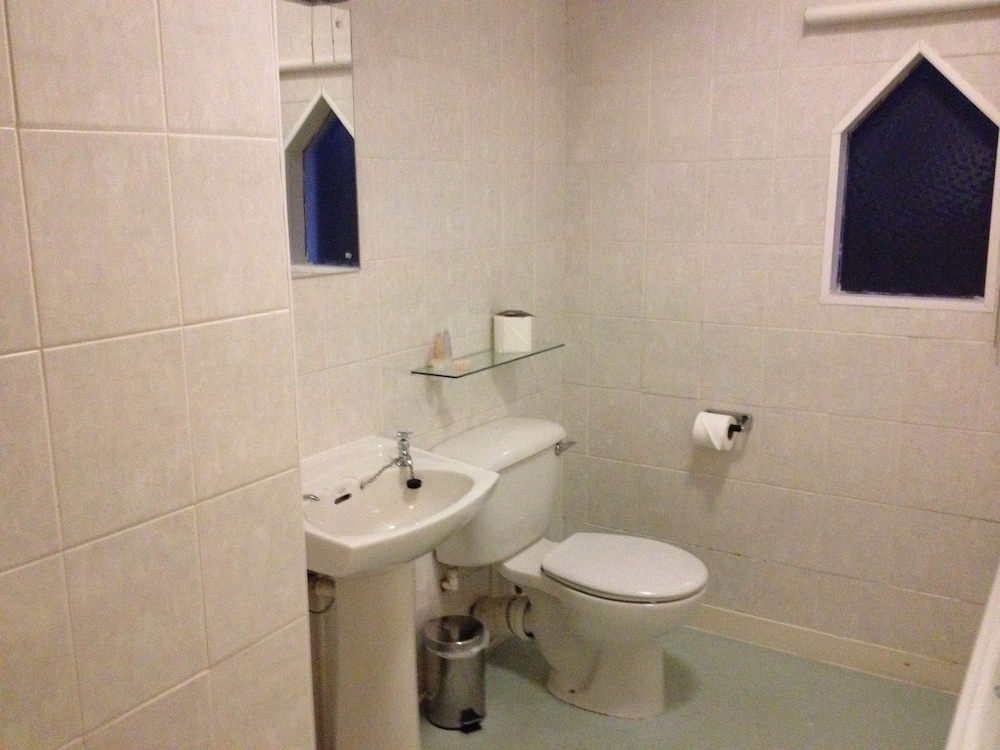 Twin Room (1 adult) - Photo 10