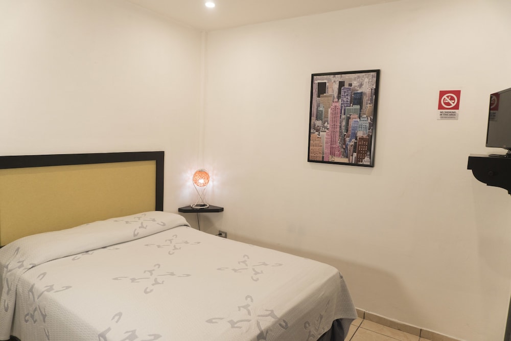 Standard Room, 1 Queen Bed, Ensuite photo 3