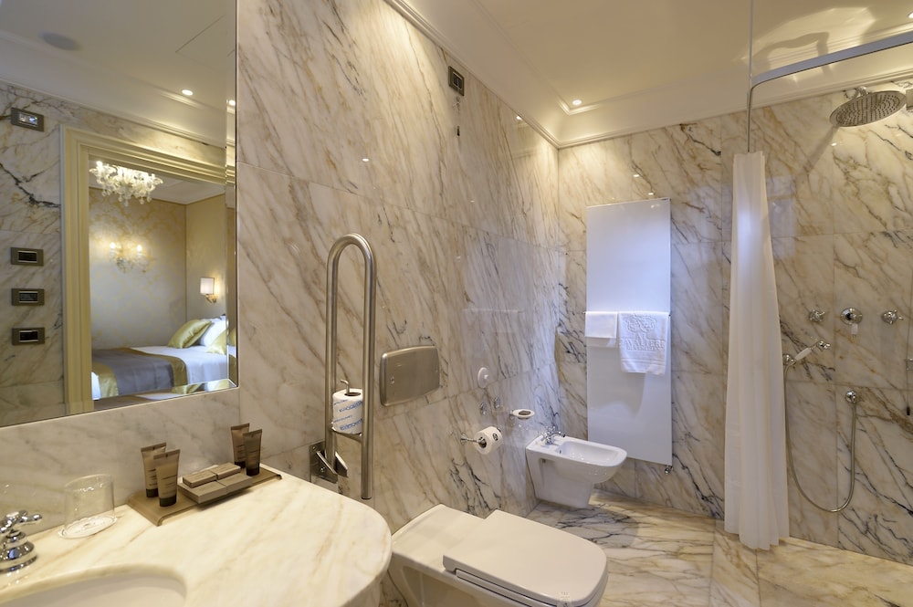 Comfort Double or Twin Room, Ground Floor thumbnail 5