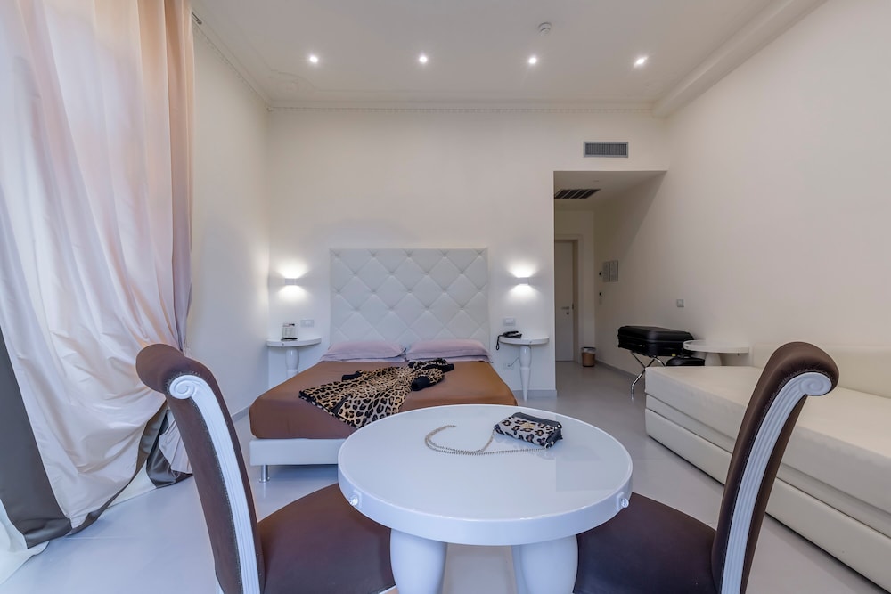 Quadruple Room - Photo 17