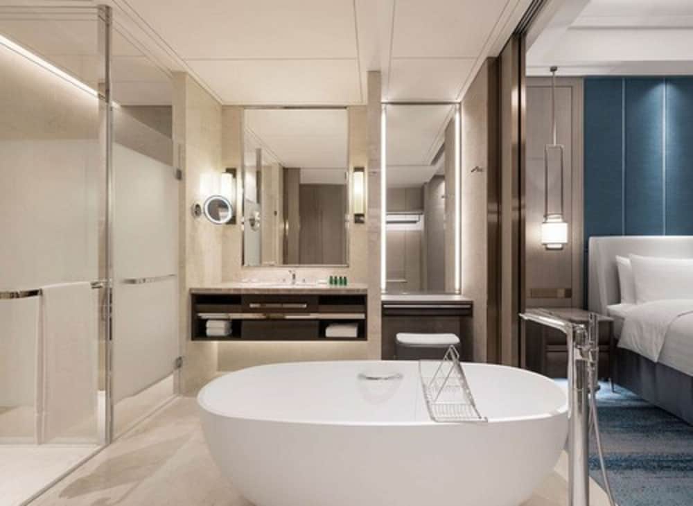 Deluxe King Room - Photo 9