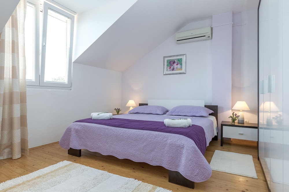 House, 2 Bedrooms photo 2